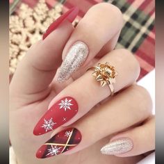 24pcs/Set Press On Nails, Glitter, Lattice & Snowflake Design, Full Coverage, Suitable For Christmas Festival Party Wear Snowflake Christmas Nails, Nail Art Vermelho, Xmas Nail Designs, Red Nail Art, Cute Christmas Nails, Christmas Nails Easy, Christmas Gel Nails, Glitter Gel Nails, Christmas Nail Art Designs