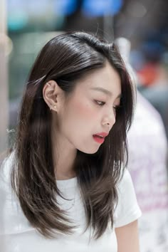 Straight Flat Hair Hairstyles, Asian Straight Haircut, Mid Length Straight Hair With Layers, Asian Hair Medium Length, Mid Length Straight Hair, Medium Straight Haircut, Wispy Hair, Haircut Inspo, Square Face Hairstyles