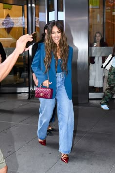 Nicole Martin, Jessica Alba Outfit, Blue Blazer Outfit, Jessica Alba Style, Celebrity Casual Outfits, 30s Fashion, Fashion Corner, Casual Chique, Ageless Style