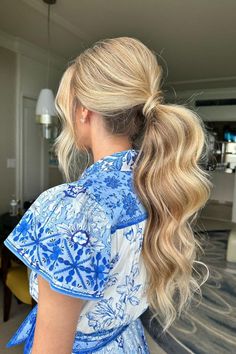 A coleta baja siempre está a la última, sobre todo con estas ondas suaves y estos mechones que enmarcan el rostro. Tan glamurosas que combinan a la perfección con cualquier vestido. // Crédito de la foto: instagram @junkiebride Bridesmaid Ponytail, Low Pony Hairstyles, Formal Ponytail, Messy Ponytail Hairstyles, Low Ponytail Hairstyles, Bridemaids Hairstyles, Tail Hairstyle, Wedding Hairstyles And Makeup, Pony Hairstyles