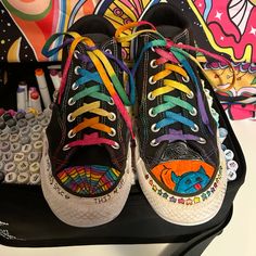 Laces Designs On Shoes, Converse Painted Shoes Ideas, Decorated Converse Sharpie, Converse Decorated, Scene Converse, Converse Drawings, Decorated Converse, Shoe Painting Ideas