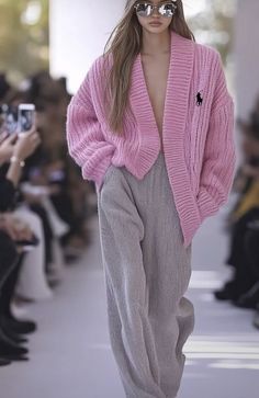 Aesthetic 2024 Fashion, Printed Sweater Outfit, Pink Cardigan Outfit Aesthetic, Pink Street Style, Professional Wardrobe, Style Cardigan, Mode Inspo, 가을 패션, Knit Fashion