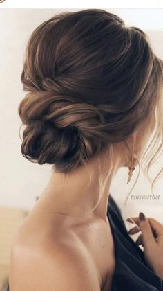 Wedding Hair V Neck Dress, Classy Updo Hairstyles, Classy Updo, Summer Wedding Hairstyles, Vintage Updo, Hairstyles Theme, Low Chignon