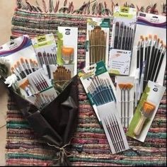 there are many different types of paint brushes in the package on the tablecloths