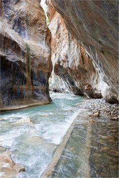 the water is running through the narrow canyon