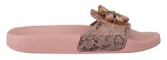 DOLCE & GABBANA

 Magnifiques tout neufs avec étiquettes, 100% authentiques chaussures plates en dentelle florale Dolce & Gabbana avec embellissements en cristal.

 Modèle : Sandales, diapositives, appartements de plage
 
Matière : 38% coton, 4% polyamide, 58% viscose

 Couleur : dentelle florale rose.

 Cristaux : Rose et gris

 Semelle intérieure et extérieure en caoutchouc

 Détails du logo

 Fabriqué en Italie Elegant Evening Slides, Elegant Flat Heel Slides For Beach, Luxury Slip-on Slippers For Spring, Luxury Summer Flats With Round Toe, Designer Flat Slides For Beach, Luxury Round Toe Flats For Summer, Elegant Beach Slides Slip-on, Luxury Summer Slip-on Slippers, Elegant Beach Slip-on Slides