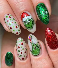 Grinch Short Nails, Grinch Nails Short, Elf Christmas Nails, Grinch Acrylic Nails, Easy Grinch Nails, Short Grinch Nails, Grinch Inspired Nails, Simple Grinch Nails