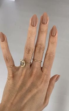 Tan Round Nails, Round Tan Nails, Light Tan Nail Color, Earth Tone Wedding Nails, Nail Colors With Gold Jewelry, Fall Europe Nails, Light Brown Manicure, Minimalist Nails By Skin Tone Range, Tan Oval Nails