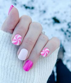 Swirl Christmas Nails, Pink Peppermint Nails, Nutcracker Nail Art, Christmas Nails Preppy, Pink Candy Cane Nails, Hot Pink Christmas Nails, Preppy Christmas Nails, Pink Christmas Nails Short, Girly Christmas Nails