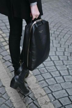 Backpack Outfit, Sac Week End, Black Leather Backpack, Black Leather Bags, Work Bags, Black Bag, Laptop Backpack, Dandy, Bago