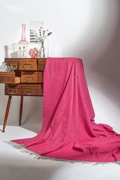 pink blanket Christmas Gift Inspiration, London Lifestyle, Pink Blanket, Cosy Winter, Pink Accessories