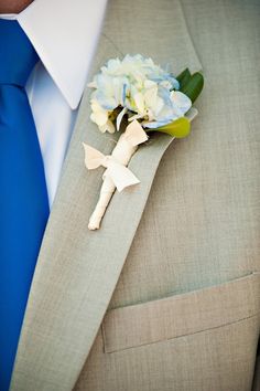 a boutonniere with blue and white flowers on it