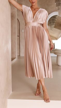 Deep V Neck Dress, Tie Maxi Dress, Pleat Skirt, Short Sleeve Maxi Dresses, Maxi Robes, Style And Grace, Versatile Dresses, Long Gown, Maxi Dress With Sleeves