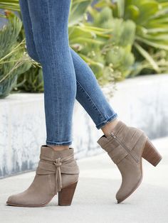 Chukka Boots Outfit, White Combat Boots, Basic Sandals, Fall Boots Outfit, Suede Chukka Boots, Fashion Heels, Sole Society, Pretty Shoes