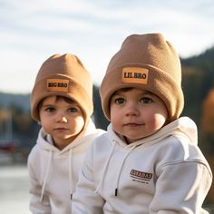 "Big Brother, Little Brother Style: This beanie is designed to make your little one feel special and important. The \"Big Brother\" embroidery makes it clear that he's going to have a new playmate soon. SIZING GUIDE: S: approx. 0 - 12 months ( 45-50 cm ) M: approx. 1 year -6 years ( 50-55 cm ) L: approx. 6+ years/ Adult ( 55-60 cm ) ✦ Care instructions: ⚬ Hand wash only ⚬ No dry clean ⚬ No iron ⚬ Line dry ✦ Material: 50% wool, 50% acrylic  Pregnancy Announcement: Announcing a new baby is a joyou Baby Brothers, Newborn Brother And Big Brother, Second Baby Pregnancy Announcement Big Brother Christmas, Big Brother Hat, Big Brother Embroidered Shirt, Big Brother Announcement, Big Brother Little Brother, Sibling Photos, Brother Embroidery