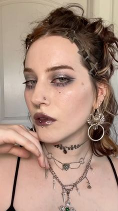 Grunge Makeup 80s, Witchy Fall Makeup, Natural Gothic Makeup, Dark Moody Makeup, Funky Makeup Looks Creative, Gothic Horror Makeup, Fall Makeup Hooded Eyes, Romantic Style Makeup