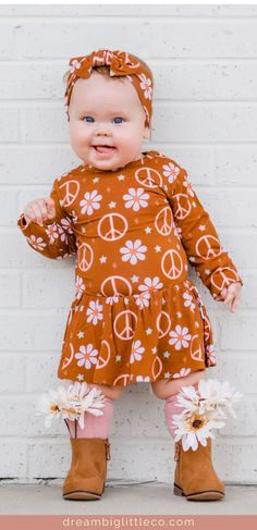 little girl wearing a fall dress that's brown with pink peace symbols and white daisies all over it. She's wearing brown boots with pink socks and white daisies in her shoes. Wearing a matching hair bow. Kids Fall Clothes, Fall Fashion Kids, Hairstyles Back To School, Cute Back To School Outfits, Clothes Back To School, Infant Outfits, Back To School Outfit Ideas, Kids Fall Outfits, Back To School Tips