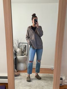 Clogs Outfit, Boston Clogs, Estilo Indie, Weather Outfits, Fall Fashions, Wardrobe Wishlist, Winter Closet, Mom Fashion, Comfy Clothes