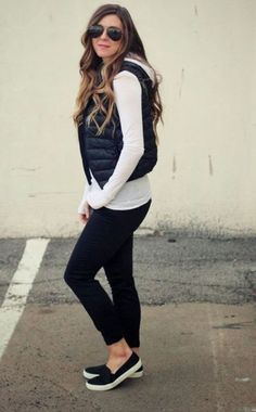 10 Outfits que puedes lograr con unos leggings negros y una playera blanca #outfitideas #fashion #womensfashion #outfit #style #womensclothes #dresses Sneaker Outfit Fall, Winter Sneakers Outfit, Sneakers Outfit Summer, Fall Travel Outfit, Tennis Shoes Outfit, Winter Travel Outfit, How To Wear Leggings, Sneakers Fashion Outfits