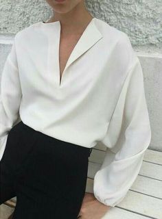 Minimal Style Outfits, Minimal Stil, Minimalist Moda, Oversized White Shirt, Fashion Gone Rouge, Chique Outfits, Gorgeous Blouses, Looks Black