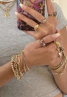 Gold Crystal Jewelry, Jewelry Stack Gold, Pretty Jewellery Gold, Jelewry Gold, Jewlary Pic Gold, Jewlerie Aesthetic Gold And Silver, How To Layer Rings, Chunky Ring Stack, Chunky Gold Jewelry Aesthetic