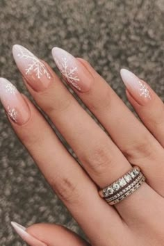 TRENDY WINTER NAILS | CHRISTMAS NAILS Nails Oval, Nails Silver, Gold Prom, Nails Gold, Holiday Nail Designs, 2024 Prom, Green Prom