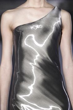 Like liquid metal... silver dress with smooth, glossy tactile fabric encasing the body - elegant futuristic fashion details // Iris Van Herpen AW14 Parisienne Chic, Liquid Metal, Future Fashion, Silver Dress, Look Fashion