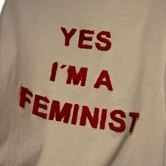 the words yes i'm a feminist written on a t - shirt