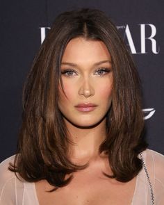 Bella Hadid Hair, Haircuts For Medium Hair, Hot Hair Styles, Irina Shayk, Brunette Hair, Bella Hadid, Dark Hair, Hair Highlights