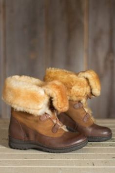 Women's Born Filo Leather Boots with Shearling Lining By Overland Sheepskin Co, http://www.overland.com/Products/Footwear-4000/BootsShoesSandals-4001/WomensLeatherBoots-437/WomensBornFiloLeatherBootswithShearlingLining/PID-57086.aspx Retro Boots, Vintage Inspired Fashion, Shearling Boots, Leather Boots Women, Vintage Boots, Tall Boots, Work Boots, New Vintage, Ugg Boots