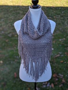 This crochet triangle scarf with fringe cowl neck warmer that includes fringe is the perfect gift for the mom in your life. This also makes a great gift for a friend who needs to stay warm. It would look great accessorizing your fall outfits as well. **READY TO SHIP** Color used on item Grey Acrylic Yarn Measurements of this item: without fringe (approximate) Length: 21 in (top to the tip of the triangle) Width: 14 in (at widest point) Cowl: Measurements of this item: (approximate) Length: 9 in Knit Triangle Scarf, Fringe Scarf Crochet, Triangle En Crochet, Knit Triangle, Crochet Triangle Scarf, Festival Scarves, Boho Shawl, Scarf Knit, Crochet Triangle