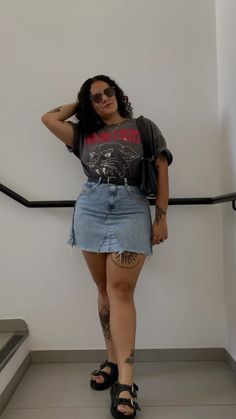 ideia de look com saia jeans #look #lookbook #lookoftheday #lookdodia #outfits #outfitoftheday #outfitstyle #streetstyle #aesthetic #tattoosforwomen #tattoomodel Midsize Casual Outfit, Look Midsize, Midsize Casual, Summer Grunge Outfits, Midsize Outfit, Streetstyle Aesthetic, Plus Size Summer Outfits