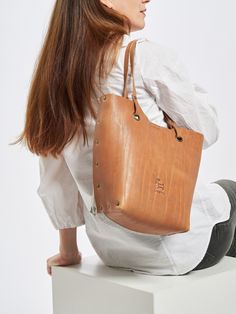 Minimalist shoulder bag with a rustic appearance offers a medium-sized storage space. The bag can be closed with a magnetic snapper. For more security there is a removable cotton bag with a pulling ropes closure and a loop in the lower area to be attached to the carabiner at the bottom of the bag. If the cotton sack is not going to be used as inside bag, the carabiner can be asigned for other purposes of securing keys or wallet. The handles have a comfortable length and can be carried in differe Rope Pulls, Inside Bag, How To Make Handbags, Baby Bag, Vegetable Tanned Leather, Cotton Bag, Italian Leather, Wool Felt, Purses And Handbags