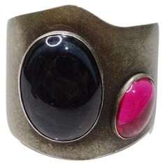 This Audrey Schenk silver gemstone arm cuff is such a fun piece to spice up any outfit! Vintage silver cuff style bracelet is adorned in a large black onyx and a smaller hot pink synthetic sapphire to create this incredible statement piece of jewelry. Cuff bracelets are having a big resurgence on the runways this season so there is no better time to snag one of these unique accessories. Pair with a silver Chanel belt, a Versace little black dress and a Dior saddle bag to complete the look! In gr Silver Arm Cuff, Gemstone Cuff Bracelet, Chanel Belt, Arm Cuff, Gold Armband, Silver Cuff, Accessories Unique, Black Onyx, Fashion Bracelets