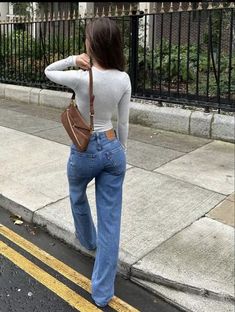 Girly Winter Outfits With Jeans, Icy Outfits, Winter Fashion Aesthetic, Colombia Trip, Closet Basics, Comfy Fall Outfits, Look Jean, Fall Closet, Woman Dresses