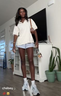 Slouchy Socks Outfit Street Styles, Exercise Shorts Outfits, Baggies Outfit, Comfy Outfits For School Summer, Casual Hot Weather Outfits, Comfy Summer Outfits Aesthetic, Shorts And Sweater Outfit, Humid Weather Outfit, London Summer Outfits