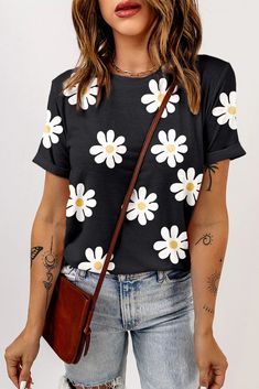 Daisy Printed Crewneck T Shirt - Sunny Angela Daisy Shirt, Black Daisy, Chic Pattern, Daisy Pattern, Pink Daisy, Daisy Print, Belleza Natural, Basic Style, Crew Neck Tee