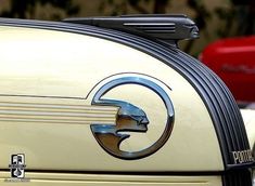 an old car with the letter g on it's side and a cat emblem