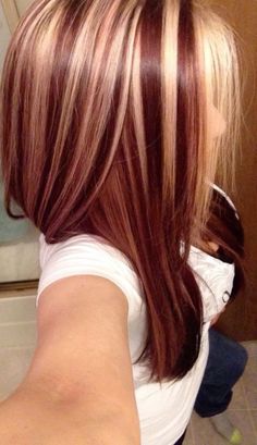 Hair Ideas Colour, Chunky Red And Blonde Highlights, Strip Hair, Red Streaks In Blonde Hair, Red Hair With Blonde, Hair Dye Ideas For Blondes, Red Streaks, Color Rubio, Red Blonde Hair