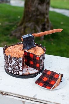 I'd like to interrupt your Monday morning drudgery to present you with this impossibly important lumberjack cake. As you can see, the outside looks like a tree stump, while the inside of the cake looks like a red flannel shirt straight out of a Woolrich catalog. The cake is topped with an ax made out of fondant. So rugged. Honestly it's the most perfect cake I've seen in recent memory, and I've seen some pretty cool cakes — including these geode wedding cakes that were everywh... Tårta Design, Lumberjack Cake, Crazy Cakes, Cupcake Cake, Piece Of Cake, Perfect Cake