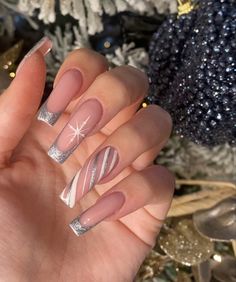 Christmas Grey Nails, Silver Christmas Nails Acrylic, Holiday Nails Coffin Shape, Christmas Silver Nails, Winter Grey Nails, Silver Nails Christmas, Christmas Nails Grey, Christmas Season Nails, Cristmass Nails 2023