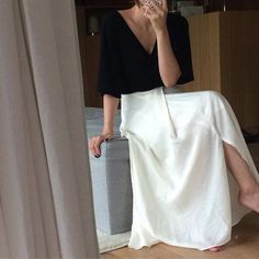 Summer Minimal, Minimal Dress, Black And White Outfit, Work Skirt, Beige Outfit, White Outfit, Black Midi, 가을 패션, Looks Vintage