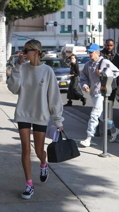 Hailey Baldwin Spring Style, Hailey Bieber Spring Outfits, Beverly Hills Outfit Street Style, Hailey Bieber Sport Style, Beverly Hills Style Outfits, Beverly Hills Aesthetic Outfit, California Aesthetic Clothes, California Looks Outfits, Beverly Hills Outfit Ideas