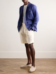 Designed with double pleats and buckle fastenings on a thick waistband, Anderson & Sheppard's 'Gurkha' shorts are inspired by the trousers worn by Nepal's elite soldiers. They're cut from lightweight Irish linen and left unlined. Polo Aesthetic, Anderson Sheppard, Formal Shorts, Mens Summer Outfits, Timeless Outfits, Vacation Outfit, Streetwear Men, Wardrobe Edit, Linen Suit