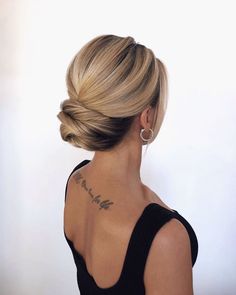 Sleek and Chic: Modern Bun Hairstyles for the Fashion-Forward Wedding Hairstyles Older Bride, Hairstyle Wedding, Wedding Hair Up, Classic Updo, Mother Of The Bride Hair, Updos For Medium Length Hair, Low Bun