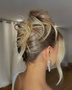 Fine Hair Updo Wedding, Messy French Twist Updo, French Twist Wedding Hair, Modern French Twist Updo, Phoebe Wedding, Updos Tutorials, Bun Twist, Classic French Twist