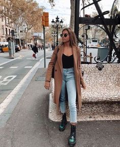 Winter Mode Outfits, Doc Martens Outfit, Spring Summer Fashion Trends, Casual Fashion Trends, 30 Outfits, Look Rock, Fashion Sketches Dresses, Rock Outfit, Legging Outfits