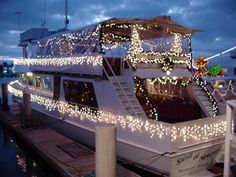 a boat is decorated with christmas lights and decorations