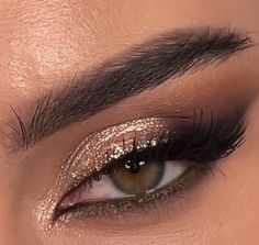 Makeup Looks Black And Gold, Dark Gold Eyeshadow, Brown Smokey Eye Glitter, Prom Makeup Brown Eyeshadow, Dark Gold Eye Makeup, Makeup Looks For Hoco Black Dress, Gold Makeup For Blue Eyes, Gold Sparkle Eye Makeup, Smokey Eye With Gold Glitter