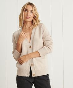 Cashmere Stanford Cardigan Oatmeal This cardigan is our super-soft, easy-to-layer, all-weather essential.100% Italian cashmere. Features mother-of-pearl button closure.Made in China of Italian fabric. Classic Cardigan Outfit, Cashmere Cardigan Outfit, Going Home Outfit For Mom, Clothes Websites, Post Partum Outfits, Cardigan Outfit, Knit Wrap Dress, Basic Cardigan, Going Home Outfit